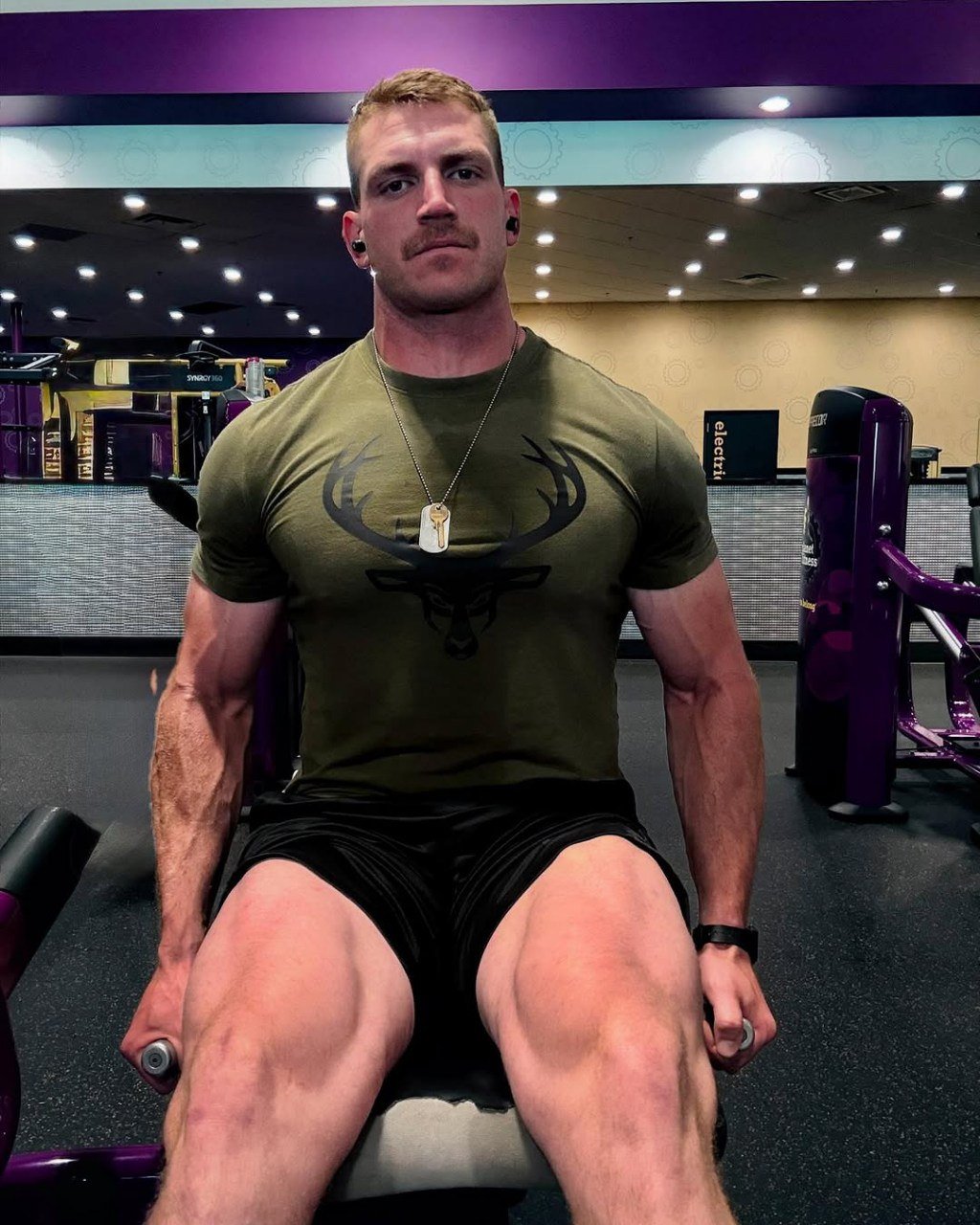 MALE MILITARY   PICTURES : 209  VIDEOS : 11