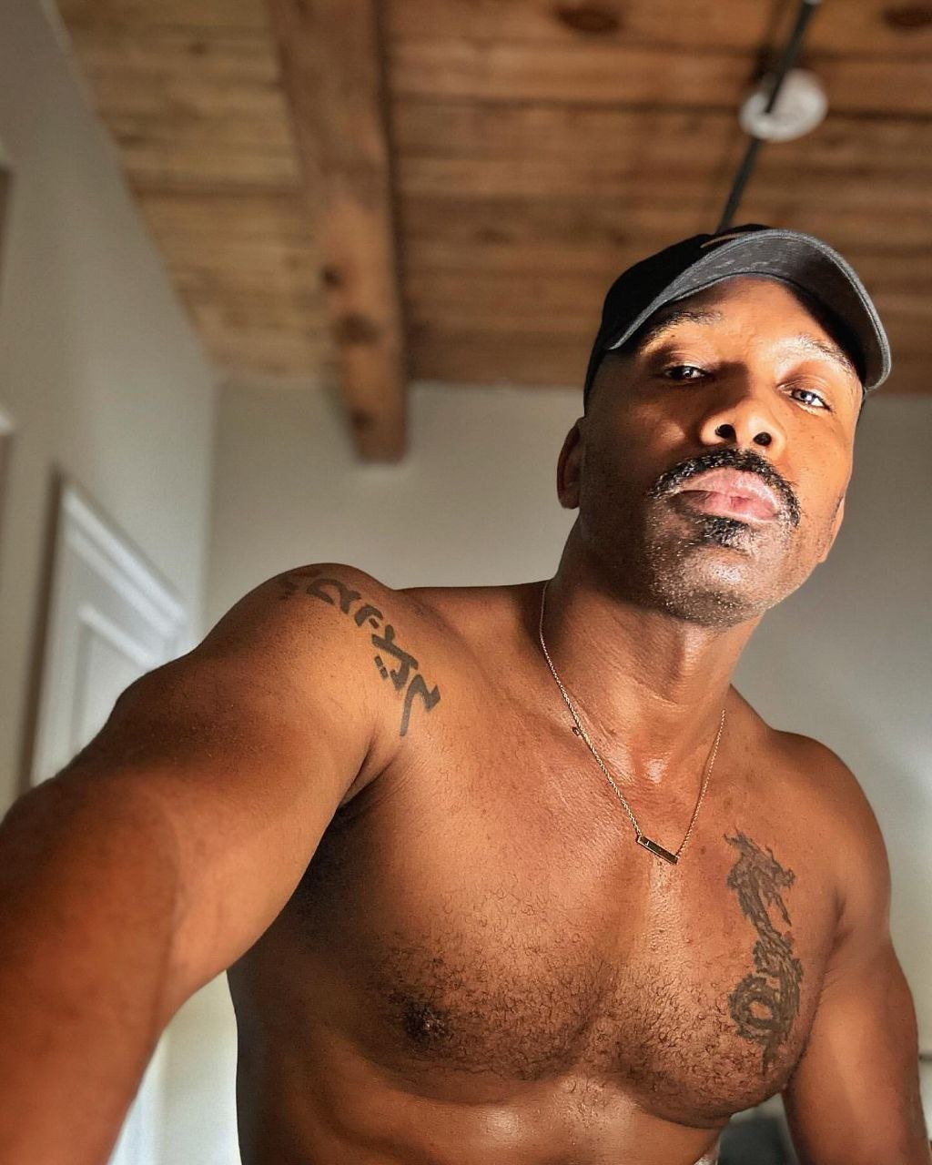 BLACK MALE   PICTURES  : 106  VIDEOS : 41